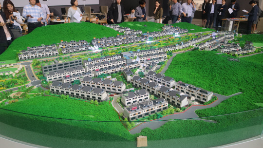 GS건설이 경기도 고양시 삼송지구 오금동 일대에서 두 번째 '자이더빌리지' 단지를 선보인다. 사진은 삼송자이더빌리지 단지모형도. <이상현 기자>